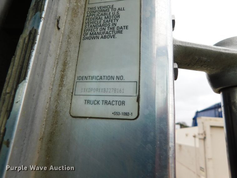 image for item DJ5971 2011 Kenworth T800  semi truck