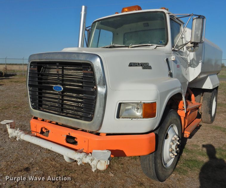 image for item DJ8369 1994 Ford Aeromax L9000  water truck