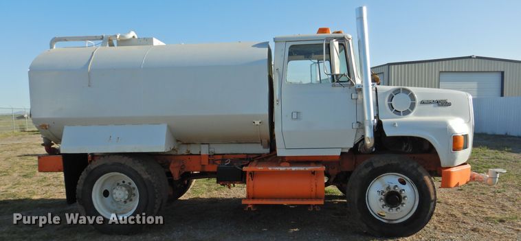 image for item DJ8369 1994 Ford Aeromax L9000  water truck