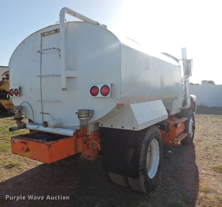 image for item DJ8369 1994 Ford Aeromax L9000  water truck