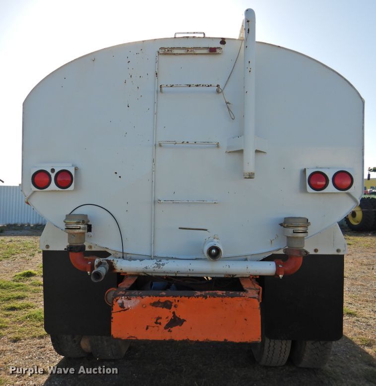 image for item DJ8369 1994 Ford Aeromax L9000  water truck