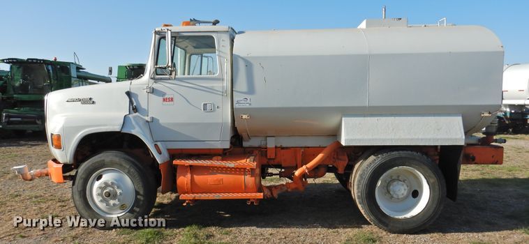 image for item DJ8369 1994 Ford Aeromax L9000  water truck