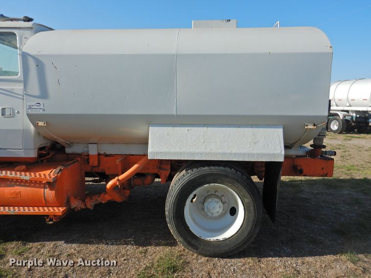 image for item DJ8369 1994 Ford Aeromax L9000  water truck