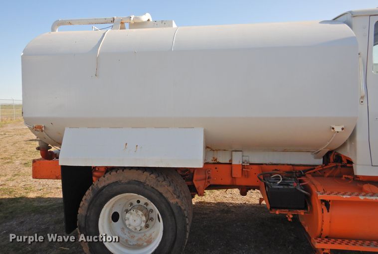 image for item DJ8369 1994 Ford Aeromax L9000  water truck