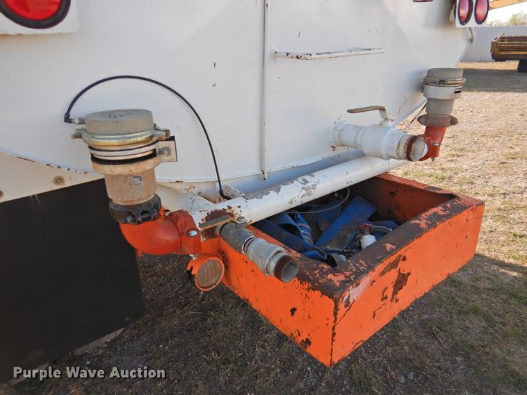 image for item DJ8369 1994 Ford Aeromax L9000  water truck