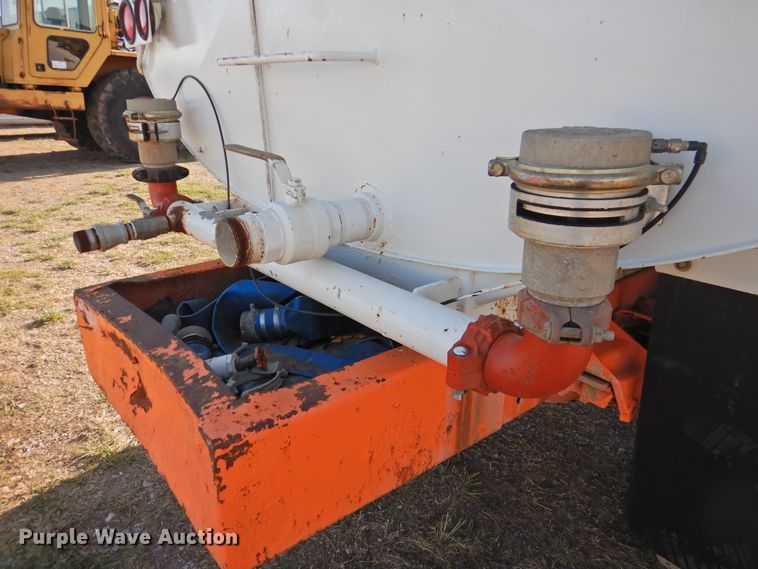 image for item DJ8369 1994 Ford Aeromax L9000  water truck