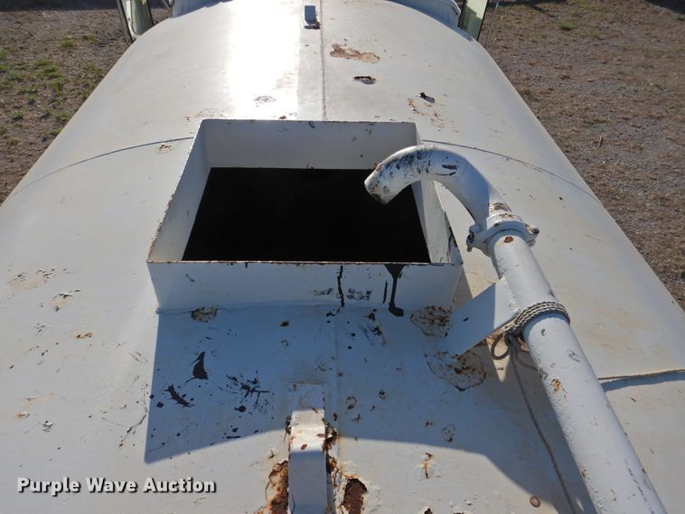 image for item DJ8369 1994 Ford Aeromax L9000  water truck