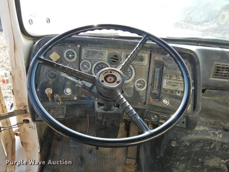 image for item DJ8369 1994 Ford Aeromax L9000  water truck