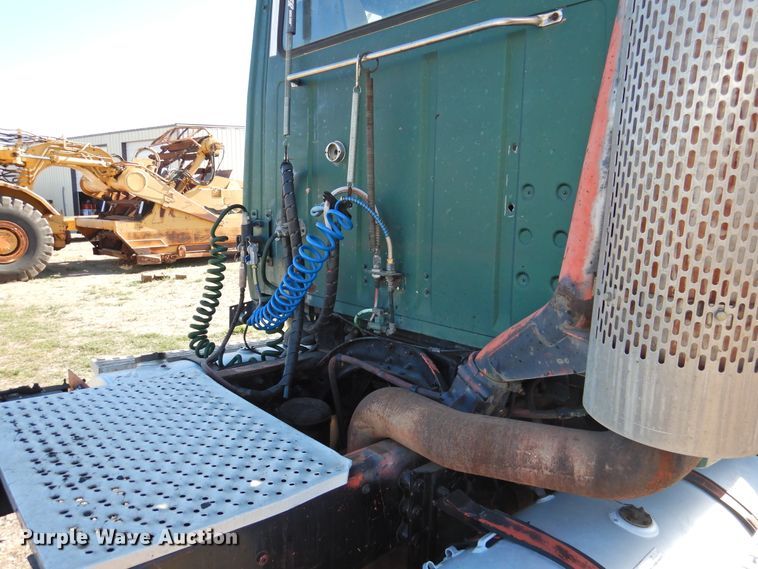 image for item DJ8370 1994 Ford LS9000  semi truck