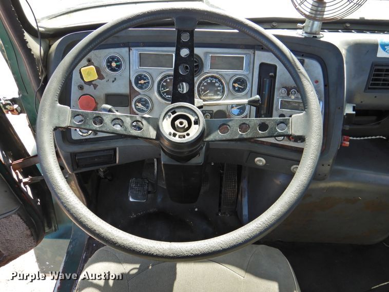 image for item DJ8370 1994 Ford LS9000  semi truck