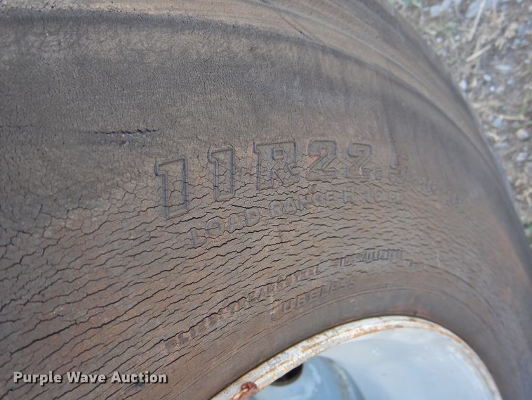 image for item DJ8370 1994 Ford LS9000  semi truck