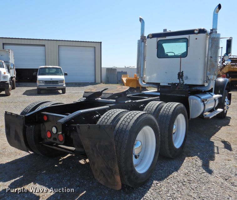 image for item DJ8371 2006 Freightliner FLD120  semi truck