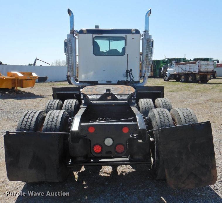 image for item DJ8371 2006 Freightliner FLD120  semi truck