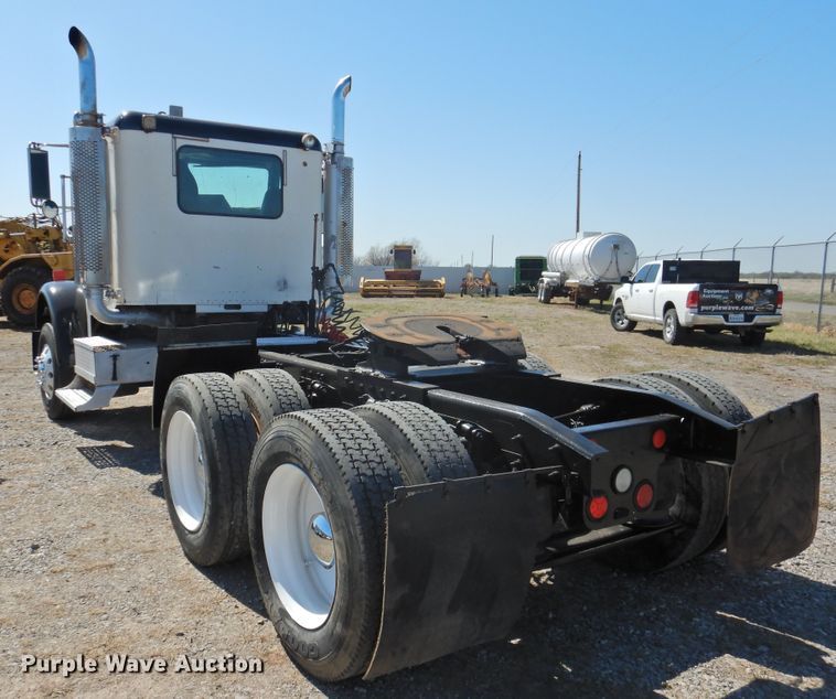 image for item DJ8371 2006 Freightliner FLD120  semi truck