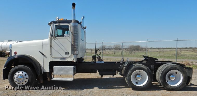 image for item DJ8371 2006 Freightliner FLD120  semi truck