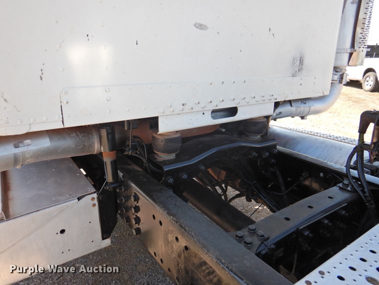 image for item DJ8371 2006 Freightliner FLD120  semi truck