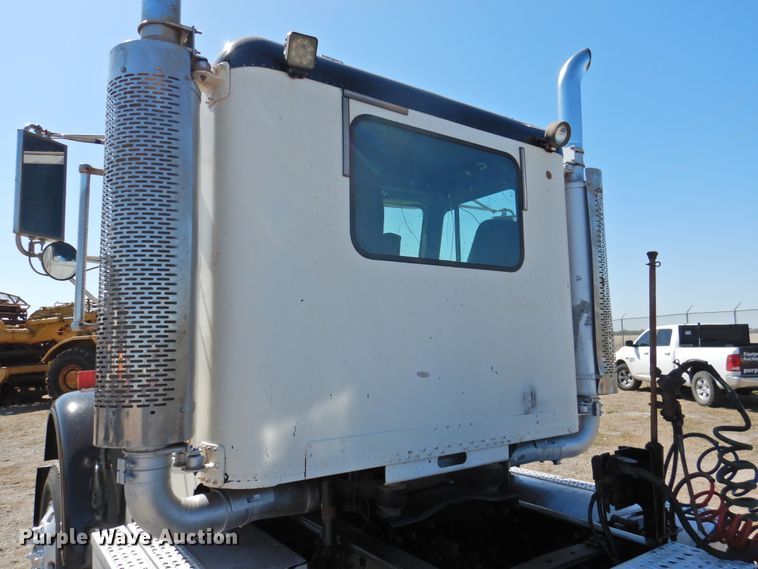 image for item DJ8371 2006 Freightliner FLD120  semi truck