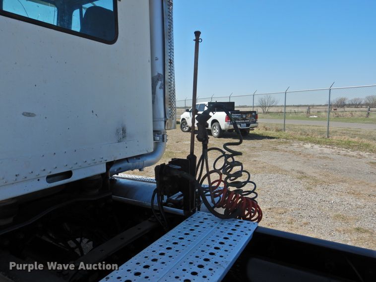 image for item DJ8371 2006 Freightliner FLD120  semi truck