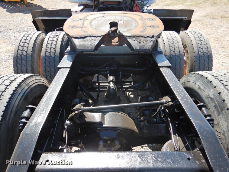 image for item DJ8371 2006 Freightliner FLD120  semi truck