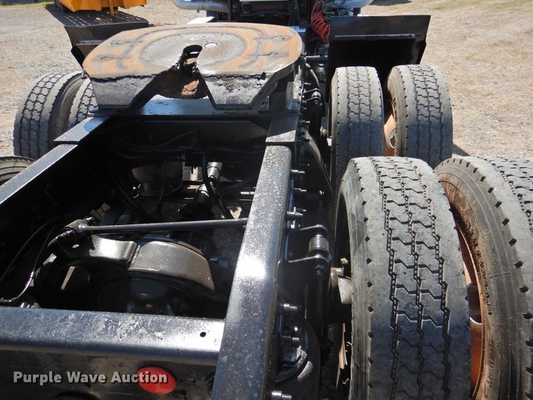 image for item DJ8371 2006 Freightliner FLD120  semi truck