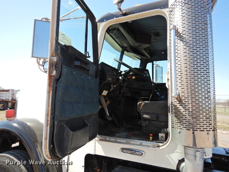 image for item DJ8371 2006 Freightliner FLD120  semi truck