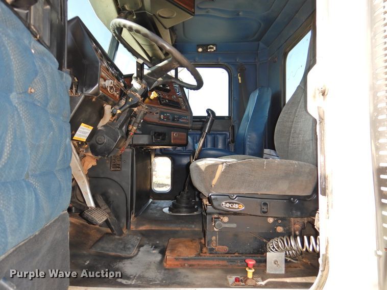 image for item DJ8371 2006 Freightliner FLD120  semi truck