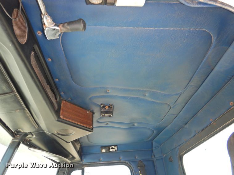 image for item DJ8371 2006 Freightliner FLD120  semi truck