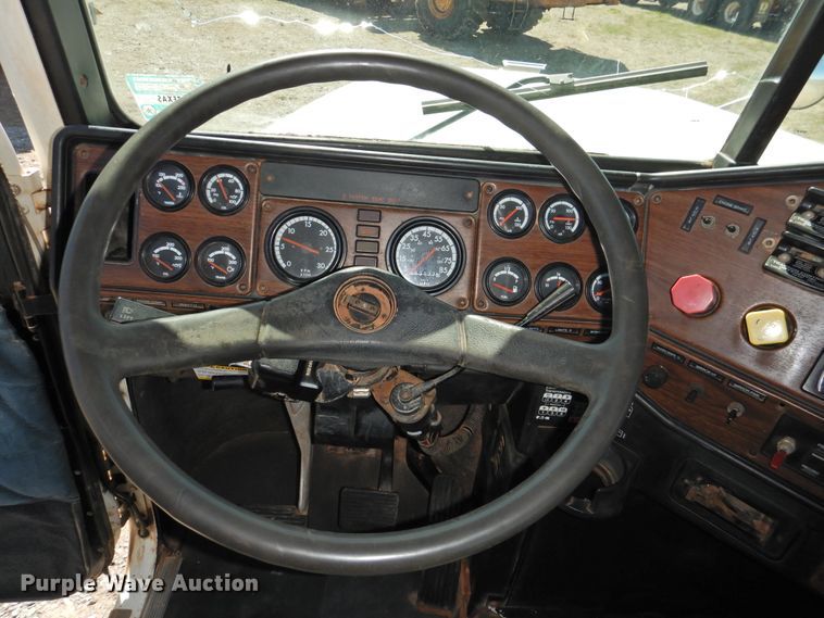 image for item DJ8371 2006 Freightliner FLD120  semi truck