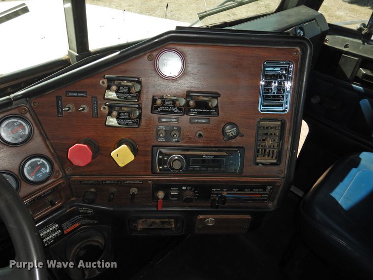 image for item DJ8371 2006 Freightliner FLD120  semi truck