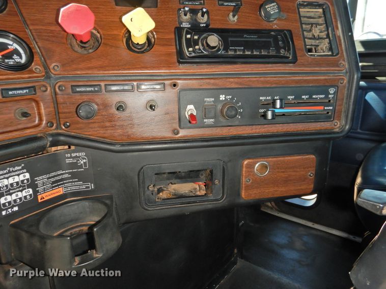 image for item DJ8371 2006 Freightliner FLD120  semi truck