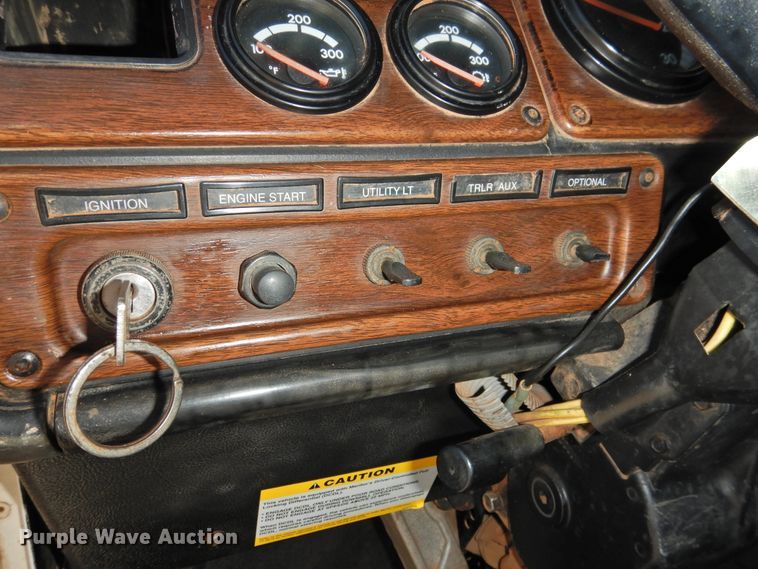 image for item DJ8371 2006 Freightliner FLD120  semi truck