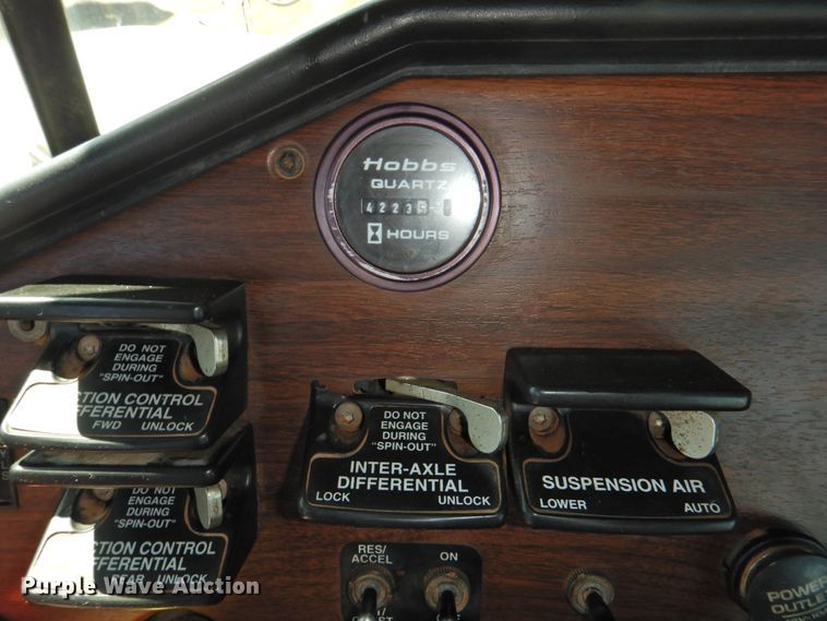 image for item DJ8371 2006 Freightliner FLD120  semi truck