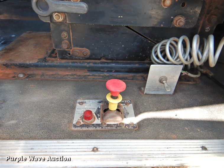 image for item DJ8371 2006 Freightliner FLD120  semi truck