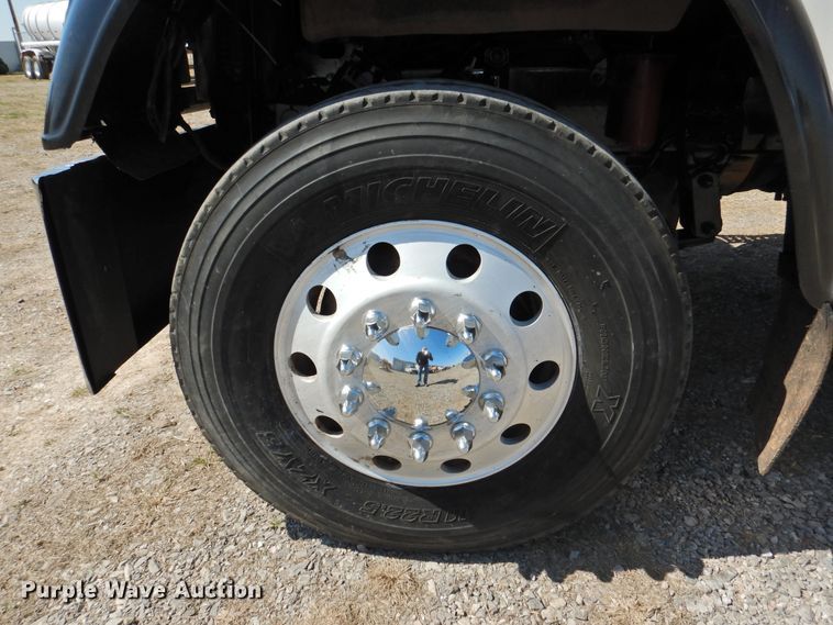 image for item DJ8371 2006 Freightliner FLD120  semi truck