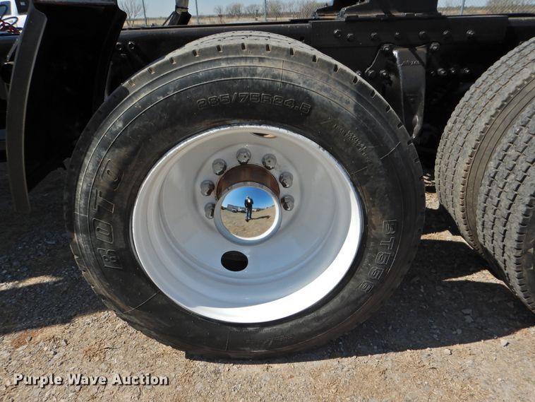 image for item DJ8371 2006 Freightliner FLD120  semi truck