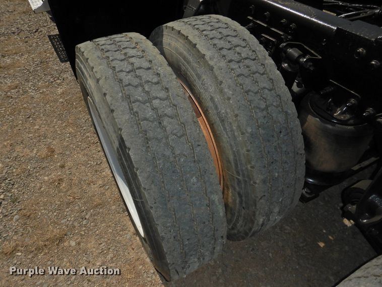 image for item DJ8371 2006 Freightliner FLD120  semi truck