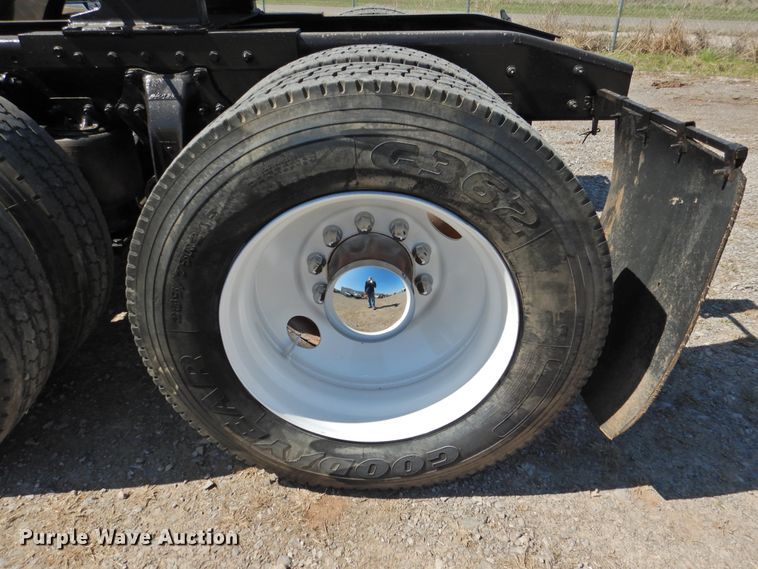 image for item DJ8371 2006 Freightliner FLD120  semi truck