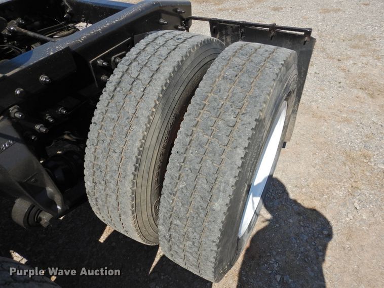 image for item DJ8371 2006 Freightliner FLD120  semi truck