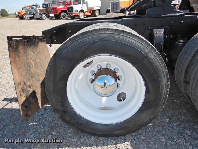 image for item DJ8371 2006 Freightliner FLD120  semi truck