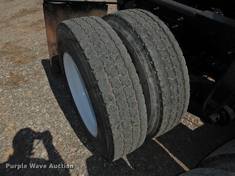 image for item DJ8371 2006 Freightliner FLD120  semi truck