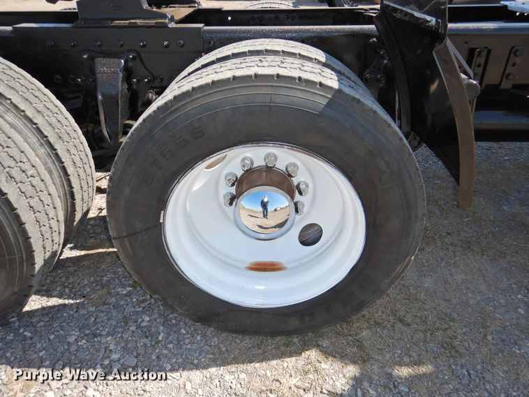 image for item DJ8371 2006 Freightliner FLD120  semi truck