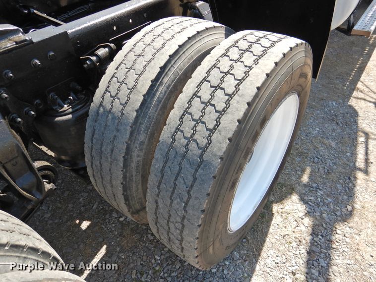 image for item DJ8371 2006 Freightliner FLD120  semi truck