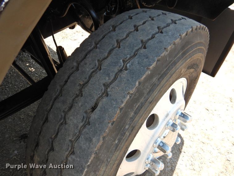 image for item DJ8371 2006 Freightliner FLD120  semi truck