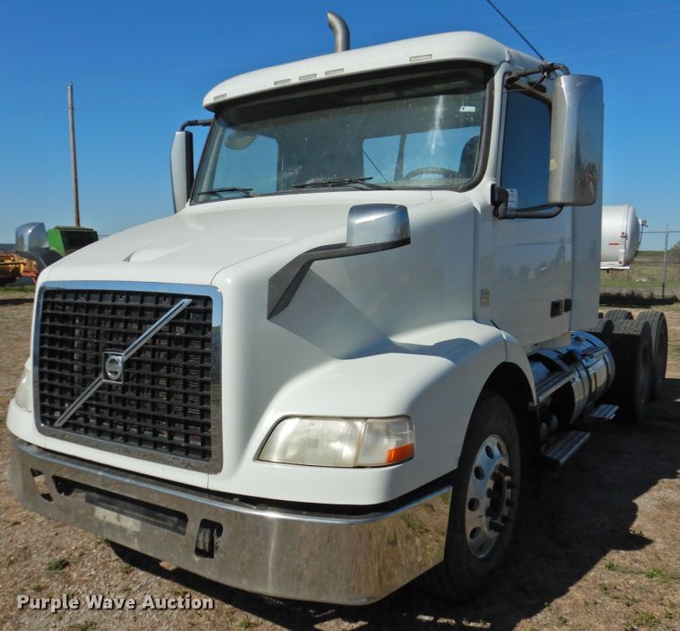 image for item DJ8372 2012 Volvo VNM  semi truck