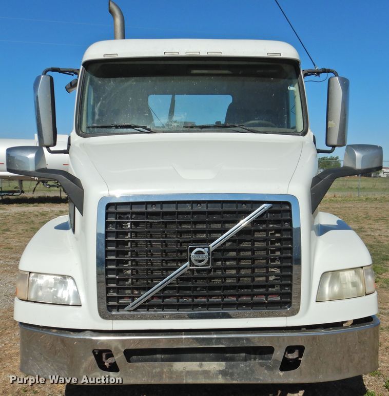 image for item DJ8372 2012 Volvo VNM  semi truck