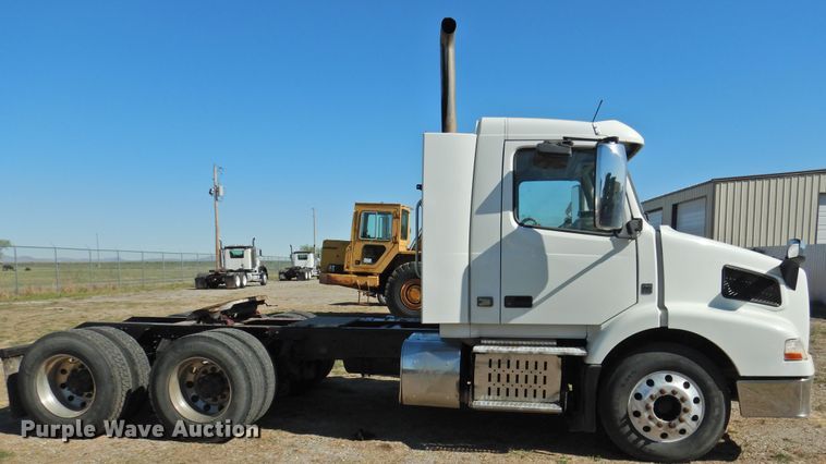 image for item DJ8372 2012 Volvo VNM  semi truck