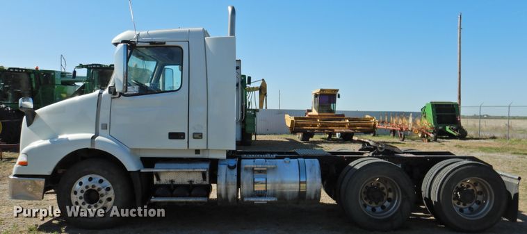 image for item DJ8372 2012 Volvo VNM  semi truck