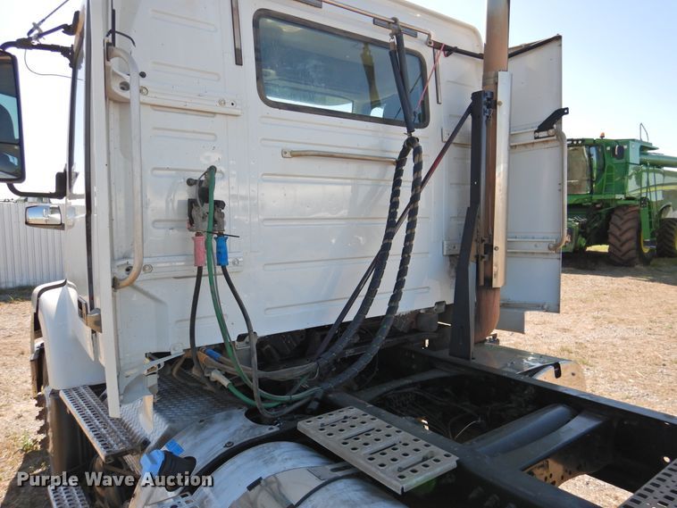 image for item DJ8372 2012 Volvo VNM  semi truck