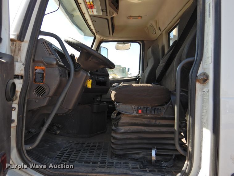 image for item DJ8372 2012 Volvo VNM  semi truck