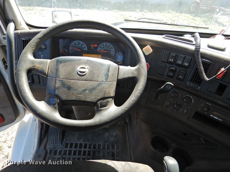 image for item DJ8372 2012 Volvo VNM  semi truck